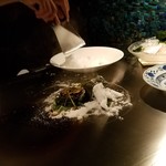 八王子うかい亭 - 塩で蒸して鮑が登場♪