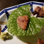 八王子うかい亭 - わさびの葉に乗せて食べるお肉