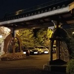 八王子うかい亭 - 八王子うかい亭の門の前