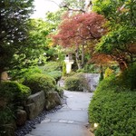 八王子うかい亭 - 入口の門をくぐったところ