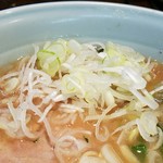 家系ラーメン 桂家 - トッピングにねぎを入れる。ねぎは薄切り。