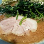 家系ラーメン 桂家 - 鶏油が効いています。