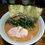 家系ラーメン 桂家 - 上空から中盛りほうれん草　