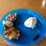 味噌肉まん（右）とナスの天ぷら（左）味噌肉まん美味しいです。