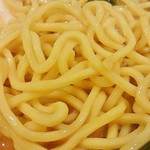 横浜らーめん 源泉 - 麺はしっかり硬めでした。