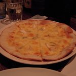 JAH - はちみつとカマンベールチーズのピザ