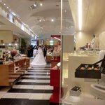 アニヴェルセル カフェ - ウエディング姿の新婦が前方に見えます