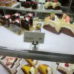 アニヴェルセル カフェ - カフェ内のケーキショーケース