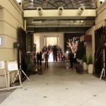 アニヴェルセル カフェ - 前方にウェディングドレスの新婦