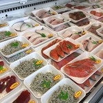 鮮魚うえの - 店内にはお魚がずらりと並んでいます