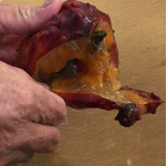 鮮魚うえの - ホヤの殻を剥いています