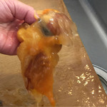 鮮魚うえの - あっという間にホヤの殻を剥いちゃいました