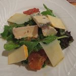 うさぎの小屋 - オードブル：チーズたっぷりのサラダ