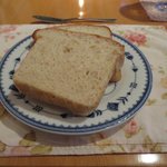 うさぎの小屋 - アーモンド入りの自家製パン