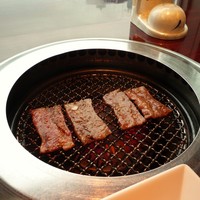 叙々苑 新宿小田急ハルク店 - 焼いてます