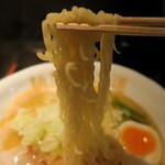麺屋 武志道 - 菅野製麺所の細めの縮れ麺。