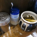 麺屋 武志道 - 卓上備品の様子。