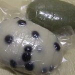 和菓子処　ちま - お餅（黒豆・よもぎ）　各600円