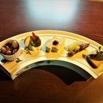 虎豆の含め煮 ・鶉卵の燻製　あまおうと白和え ・鶏のパテ・ 蕗と蛍烏賊の黄身酢和え・ ししゃものリエット