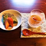 アシェット・ド・マコ - 北海道大納言小豆の抹茶チーズケーキ ・胡麻のパンナコッタ