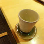 美の - 日本酒はもっきりスタイルでの提供。安いのにお得感があります