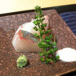 3品目、お造り。シマアジ・真鯛・ミズダコを、岩塩とわさび醤油の二通りで