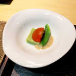 美の - 2品目、そら豆のゼリー寄せ。添えられたスナップえんどうの甘さも印象的