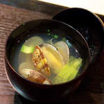 美の - 5品目、あさりとうるいのお椀。あっさりとした塩味、うるいのほろ苦さがアクセント