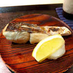 美の - 4品目、鰆の焼き物。焼きたてのホクホク、強めの塩がまさに酒呑み仕様！