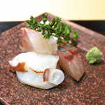 美の - ミズダコは吸盤のパリパリ感が楽しい。サラサラの岩塩が、刺身の旨さを引き立てる