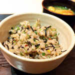 美の - 梅ひじきだろうか、上品な甘酸っぱさ。シメに酸味が入るので、食後感が爽やかである