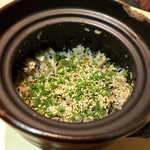 美の - 8品目、雑穀米とひじきの炊き込みご飯。釜炊きで、雑穀のプチプチ食感が楽しい