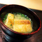 美の - 油揚げがプカプカ浮かぶ味噌汁も、じわりと身体に染み入る美味しさ