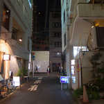 美の - 「はなれ」は店から徒歩1分、写真右手の雑居ビル2Fにある