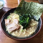 横浜ラーメン とんこつ家  - ラーメン塩(690円)+中盛(100円)