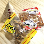 土日カフェ 楽市楽座 - テーブルに置いてあるお茶菓子