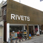 リベッツ - Ｌ字型の「児島ジーンズストリート」の角付近に有ります♪