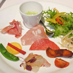 まずは前菜。ブロッコリーのポタージュ、
          シラウオのフリッター、ぶりのカツ、真鯛のカルパッチョ、生ハムの下にフルーツトマト。どれも凝っていて、一品一品、お味を堪能しながらいただきました