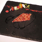 リストランテ ベツジン - 山形のサーロインステーキ、バスサミコとラズベリーソース。
      今流行りのスレートプレート(黒い石のお皿)だよ。
      まるでアートみたいな盛り付けだね。