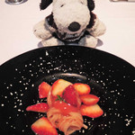 リストランテ ベツジン - いちごのパスタって初めて食べたけど、
      いちごの甘みと、トマトの酸味がうまく合わさって
      さっぱりしたお味のパスタです。
      
      ちびつぬ「いちご、いちご～♪」