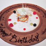 リストランテ ベツジン - そして、〆のデザートだよ～
      お誕生日の人のお皿にお祝いのメッセージが。
      ラズベリー、ブルーベリー、フルーツソースで
      ポップな感じになってるね。