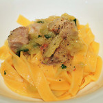 キャベツとブタの煮込みを合わせたパスタ。
          平打ち麺だよ。キャベツとブタの煮込みが美味しくて
          パスタのトッピングにしておくのがもったいない。
          これだけでも一品になるお料理だなぁ。