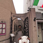 今日は家族4人で
          天王寺駅から歩いてすぐの所にあるイタリアンのお店
          『リストランテ ベツジン』にお食事にやってきました。
          エントランスから異国情緒満点だよ～