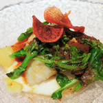 淡路島産スズキのソテー、焦がしバター。
          トッピングされたお野菜もすごく手が込んでるね～
          スズキって好きなんだけど、なかなか食べる機会がないので嬉しいな。焦がしバターがとても風味が良くて美味しかったよ。