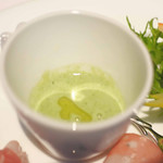 リストランテ ベツジン - ブロッコリーのポタージュがとっても鮮やかなグリーンだよ。
      ブイヨンがきいてて美味しいです！これもっと飲みたいな。