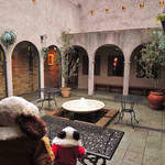 リストランテ ベツジン - こちらのお店には中庭があるんだよ。
      まだ寒いけど(2月です)、気候が良くなったら
      この中庭でもお食事できるんだって。
      
      ちびつぬ「噴水がすてきね～」
      