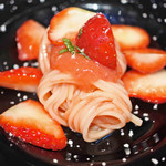 リストランテ ベツジン - いちごとトマトのカッペリーニ。
      見た目がすごくかわいい～
      