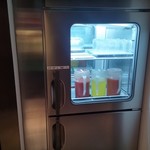 ラウンジ華 - ラウンジ内の冷蔵庫。