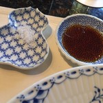 すてーき広尾 - ステーキ用の塩と出汁醤油