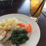 Kurasuwa Resutoran - サラダ、飲み物はブッフェ形式。
                        温野菜中心に盛り付けてありますが…生野菜もあります(๑･̑◡･̑๑)